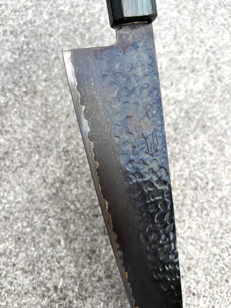 Senshi Kuromaru Kiritsuke Gyuto 240mm sort Damascus 16 lag stål. - Image 6