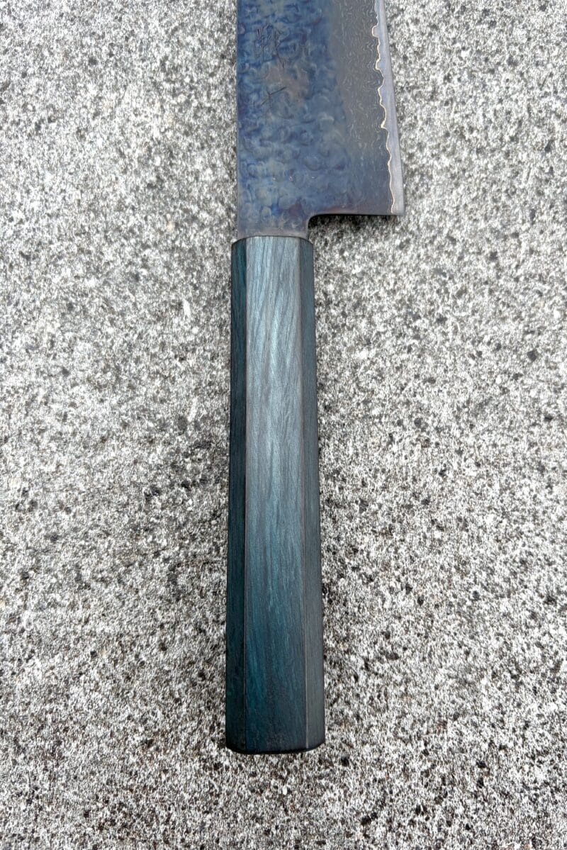 Senshi Kuromaru Kiritsuke Gyuto 240mm sort Damascus 16 lag stål. - Image 7