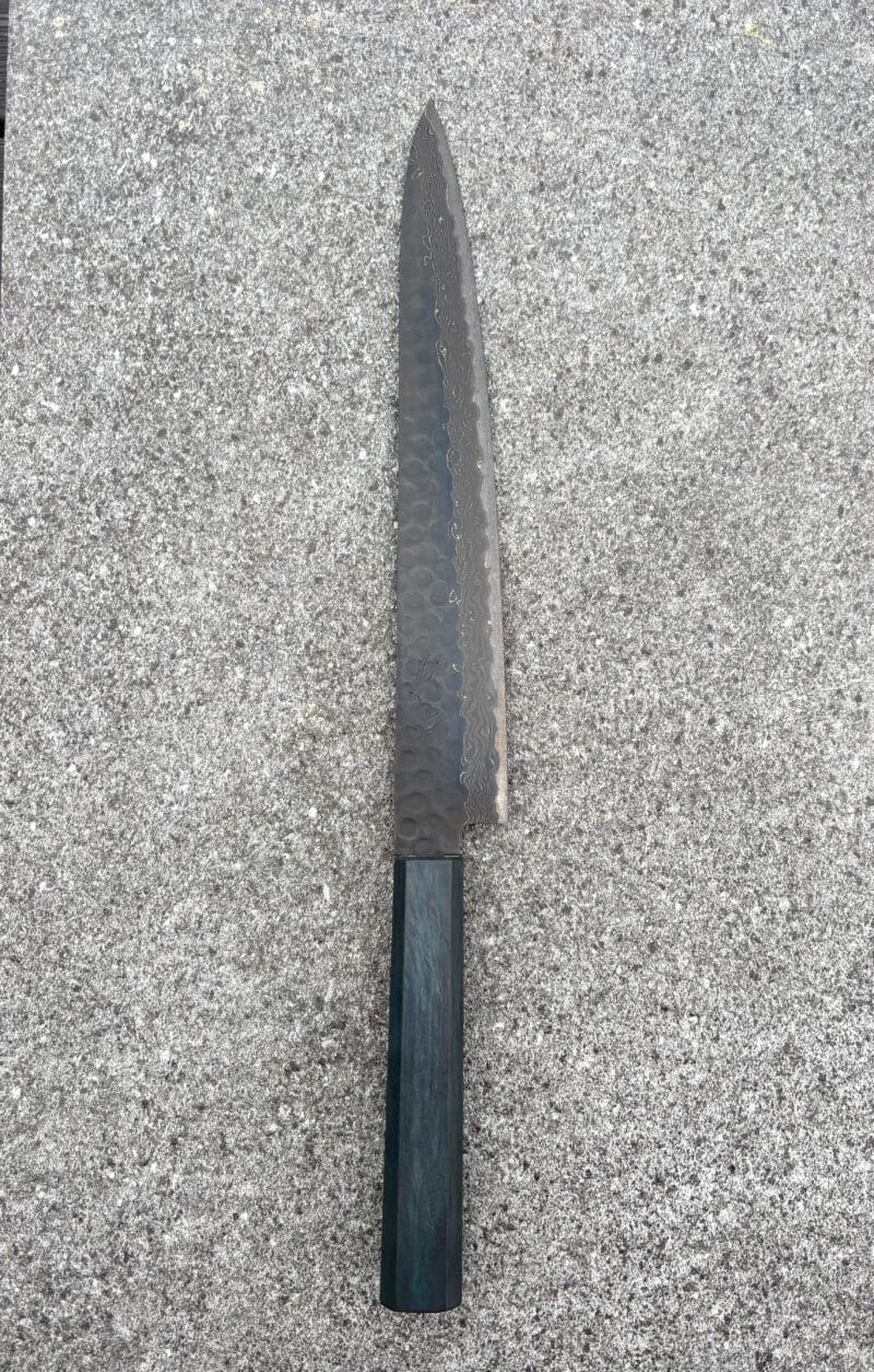 Senshi Kuromaru Sujihiki 240mm sort Damascus 16 lag stål.