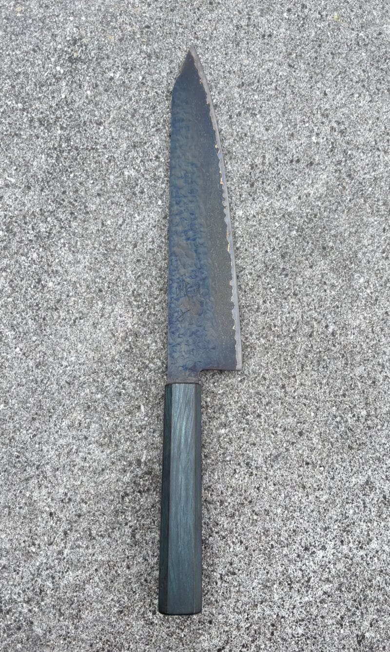 Senshi Kuromaru Kiritsuke Gyuto 240mm sort Damascus 16 lag stål.