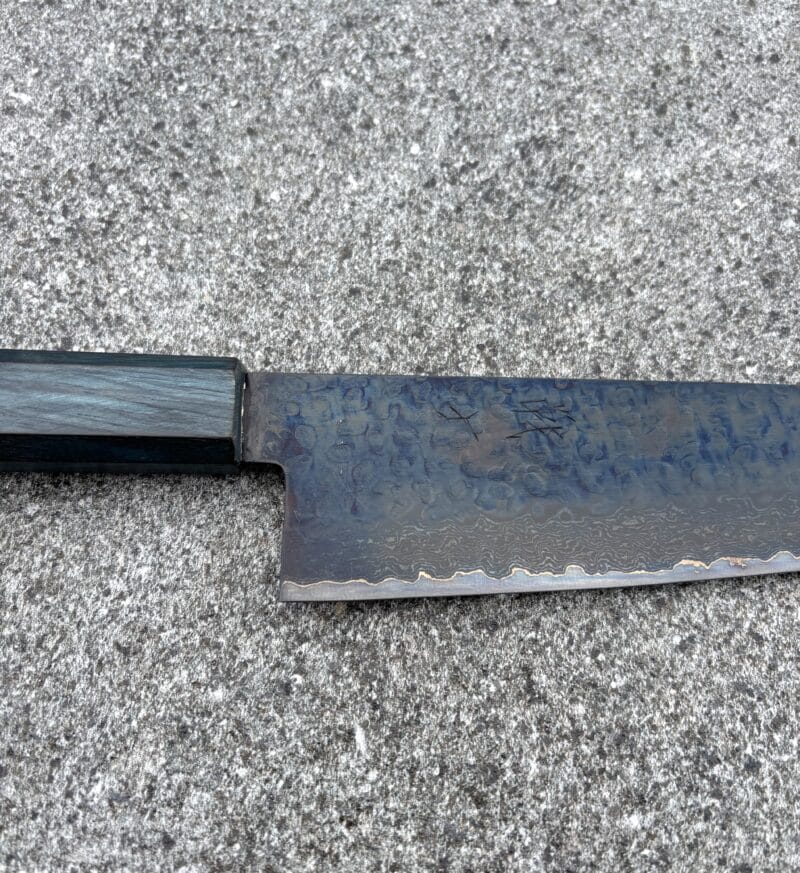 Senshi Kuromaru Kiritsuke Gyuto 240mm sort Damascus 16 lag stål. - Image 4