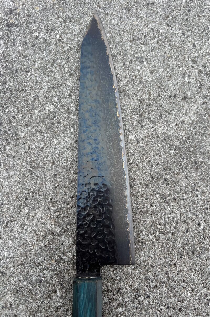 Senshi Kuromaru Kiritsuke Gyuto 240mm sort Damascus 16 lag stål. - Image 5